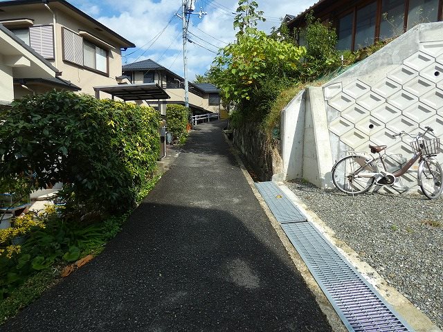 高槻市真上町4丁目　中古一戸建 現地写真（前面道路含む現地写真）