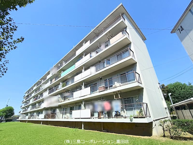 富田第二住宅75号棟      阪急「高槻市」バス15分　バス停徒歩5分　バス停近くのマンション　近隣にスーパーや公園、小学校あり