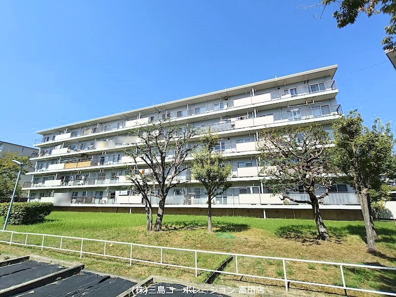 富田第二住宅75号棟      南向き、最上階につき眺望・陽当たり良好　浴室・全居室、LDK、トイレに窓があるので通風良好