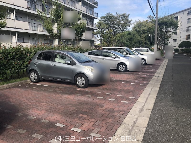 富田第二住宅75号棟      駐車場　敷地内平面駐車場空きあり　月額：3000円