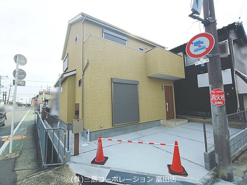 幹線道路沿いに位置する新築物件です。バス停が近く、通勤・通学にも便利な立地。新生活を始める方に。
