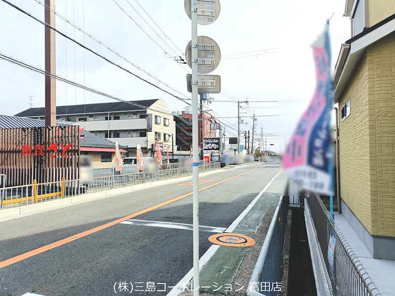 高槻市柳川町2丁目　新築一戸建 前面道路幅員　北約6ｍ、東約10ｍ！　車の出し入れの際にゆとりをもって駐車していただけます！