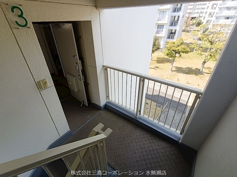 若山台住宅29号棟  3階部分の端部屋の為、独立性の高い玄関先です！