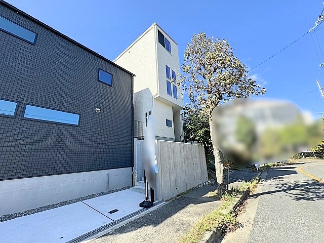 高槻市大和1丁目　中古一戸建　2号地 閑静な住宅街の新築一戸建！　収納スペース豊富につきすっきりとした落ち着いた住まいです♪