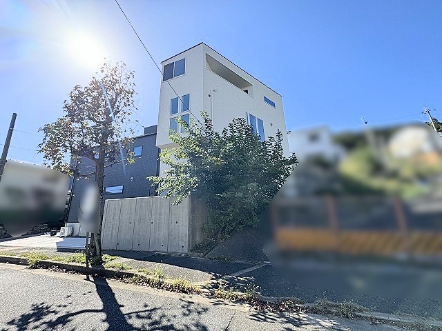 高槻市大和1丁目　中古一戸建　2号地 ウォークインクローゼット、パントリーなどの収納が豊富です！荷物をたっぷり収納できます♪
