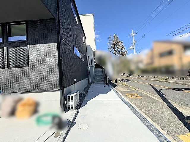 高槻市大和1丁目　中古一戸建　2号地 三面道路に面しているため、陽当たり・通風良好です♪LDKは三面に窓があるため、暖かい陽が差し込みます