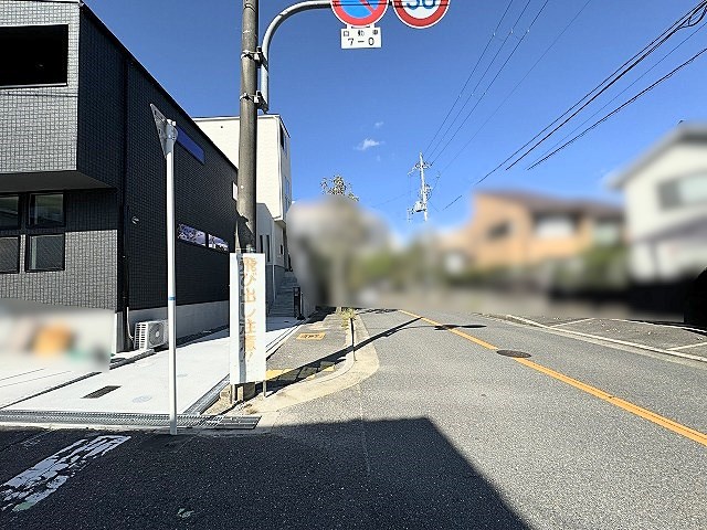 高槻市大和1丁目　中古一戸建　2号地 前面道路幅員　南側約6.0ｍ、東側約10.6ｍ！車の通りが少ないため、駐車がスムーズに行えます！