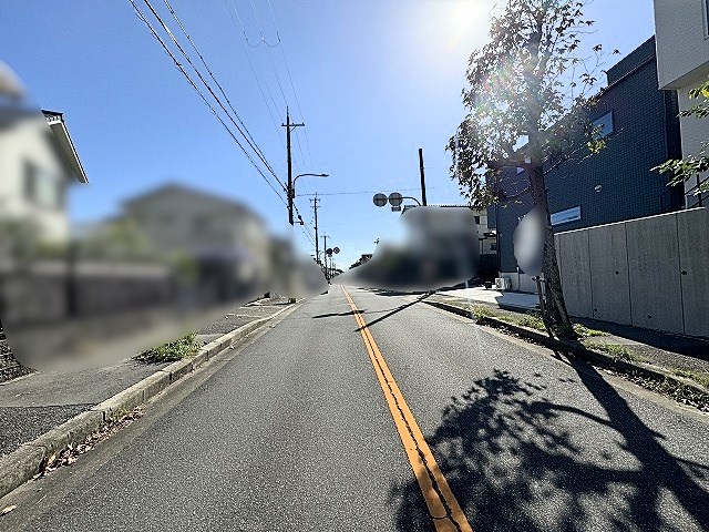高槻市大和1丁目　中古一戸建　2号地 前面道路接道　東側　約14.4ｍ！駐車2台可です♪
