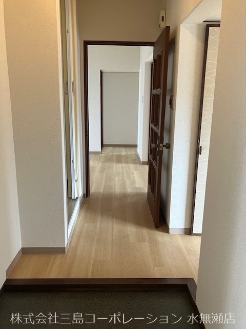 水無瀬青葉ハイツ4号棟 現地写真（玄関）