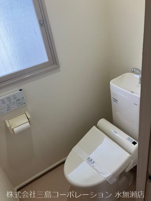 水無瀬青葉ハイツ4号棟 快適な温水洗浄便座付きトイレ　窓付きで自然換気ができます