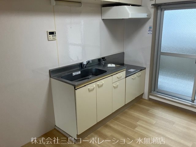 水無瀬青葉ハイツ4号棟 すぐ横がサービスバルコニーなので、料理の匂いがこもりません