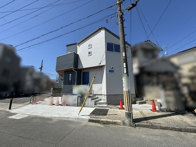 高槻市北昭和台町　中古一戸建 安心の高性能住宅！　前面道路幅員　車の出入りも東側約8ｍ、南側約9ｍにつき余裕をもって行えます！