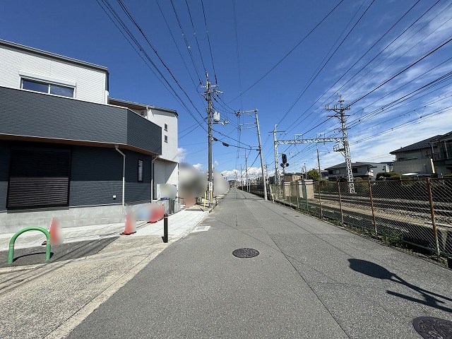 高槻市北昭和台町　中古一戸建 前面道路幅員　東約8ｍ　南約9ｍ　幅にゆとりがございます♪