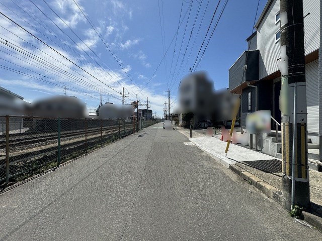 高槻市北昭和台町　中古一戸建 前面道路接道　東約10.6ｍ　南約5.5ｍ　駐車スペースには駐車1台可！