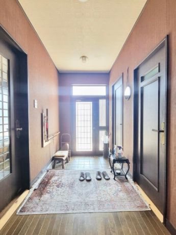 山之上5丁目一戸建 広々玄関ホール、収納庫もあります