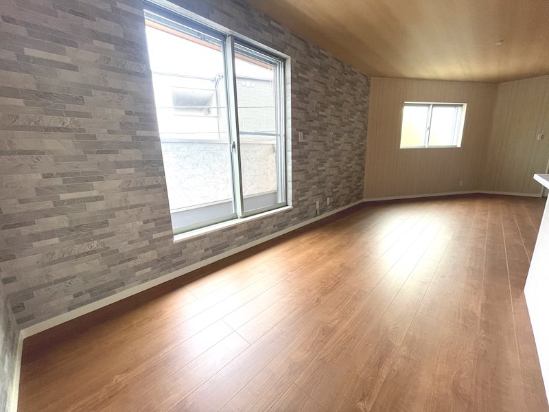 須山町一戸建 リビングに日が差し込み快適に過ごすことができます