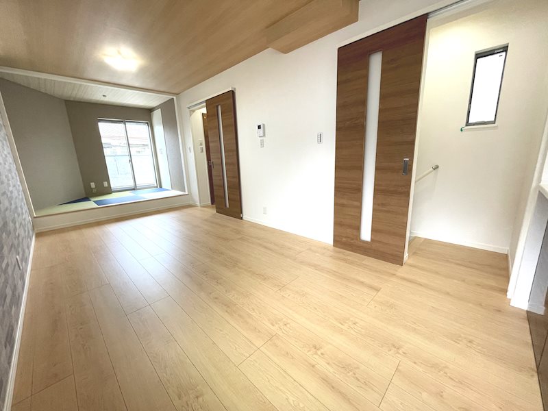 甲斐田新町一戸建 広いリビングで家族団らん過ごすことができます