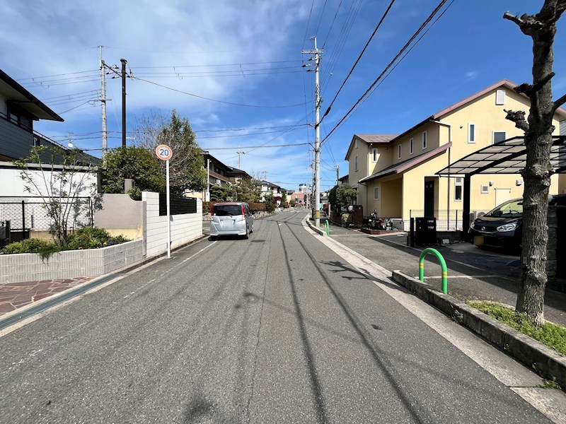 茨木市白川2丁目　中古一戸建 現地写真（前面道路含む現地写真）