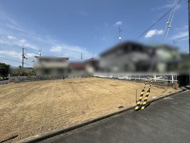 日差しが降り注ぐ更地。建築プランの可能性が広がる整形地で、新しい暮らしをデザインしませんか。