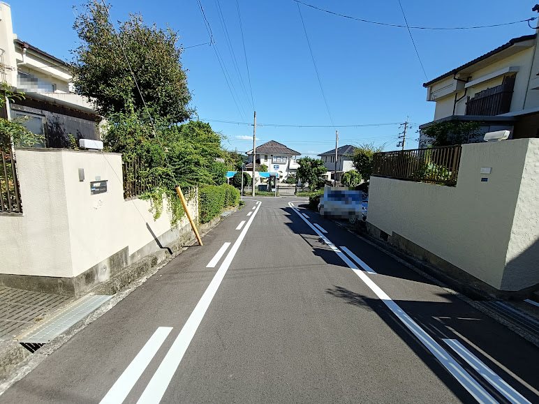 茨木市山手台３丁目　中古テラスハウス 現地写真（前面道路含む現地写真）