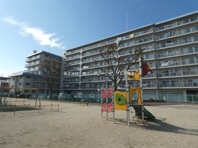 高槻スカイハイツ 敷地に隣接して公園もございます。