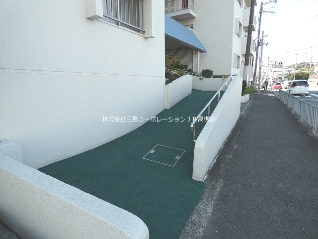 高槻スカイハイツ 階段横にスロープがございます。