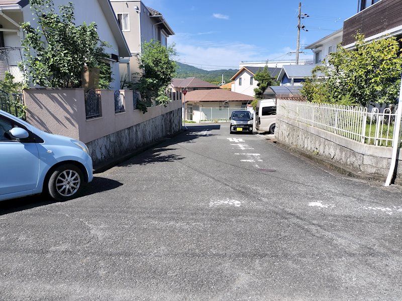 茨木市山手台7丁目　中古一戸建 西側道路