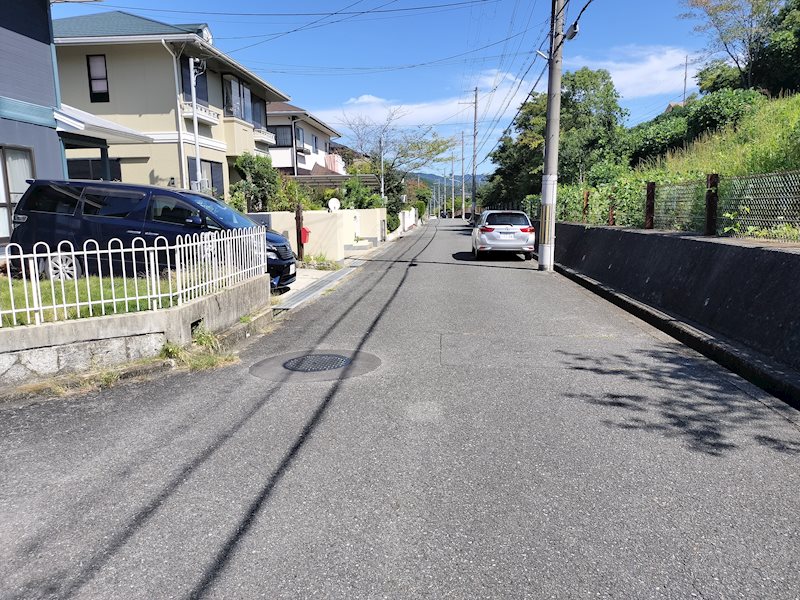 茨木市山手台7丁目　中古一戸建 南側道路