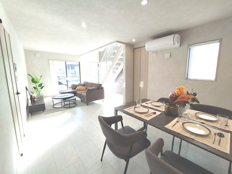 大峰元町QUADV限定1邸一戸建既存分譲住宅（未入居） 南と西側から採光のある広々明るいLDK約20.75帖+お洒落なスリップ階段。スマート家事動線