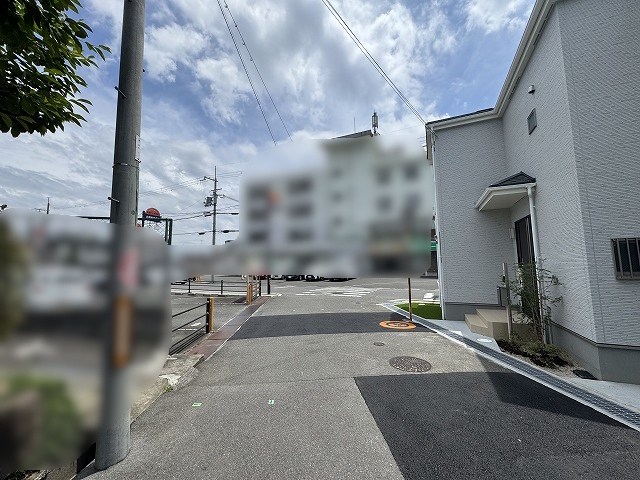 高槻市昭和台町2丁目　中古一戸建　D号地 道路の幅にゆとりがございます！駐車場への車の出し入れも安心です。