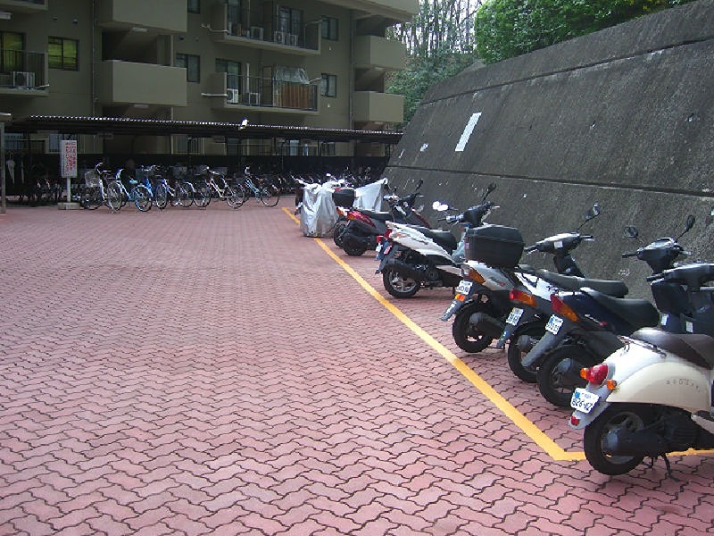 ユニハイム千里丘1号棟  バイク置場