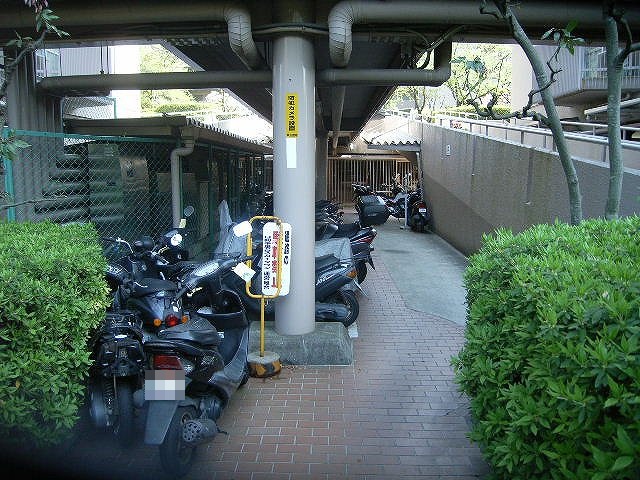 日興千里台スカイタウンB棟 バイク置場