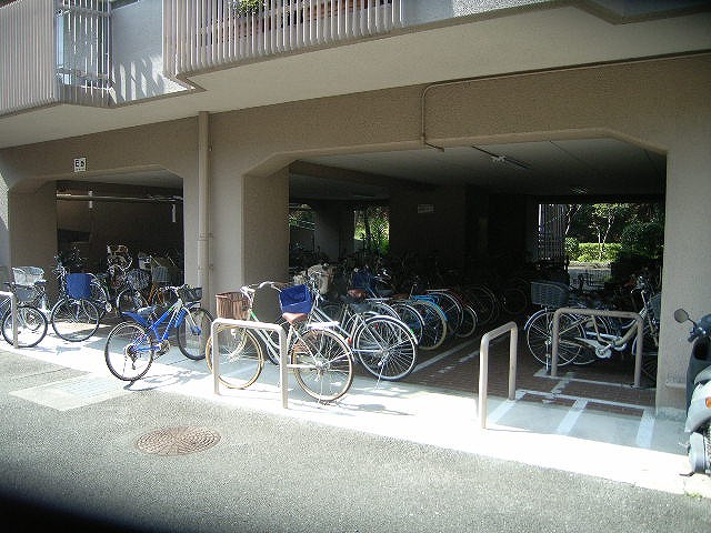 日興千里台スカイタウンB棟 駐輪場