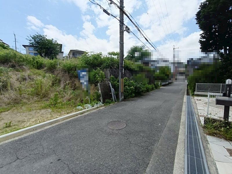 茨木市南春日丘3丁目　建築条件付土地  2号地  現地写真（前面道路含む現地写真）