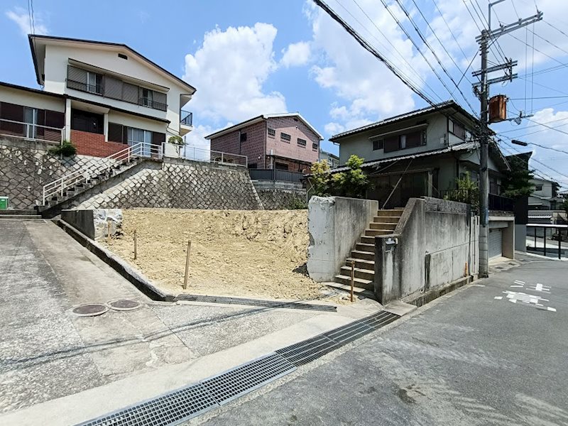 茨木市北春日丘3丁目　建築条件付土地 現地写真（前面道路含む現地写真）