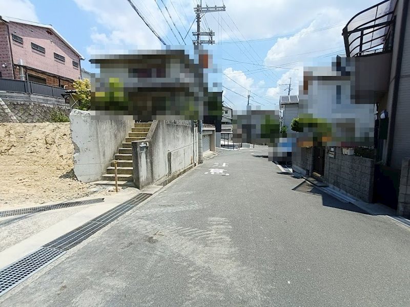 茨木市北春日丘3丁目　建築条件付土地 現地写真（前面道路含む現地写真）