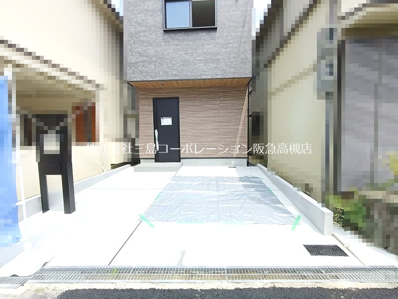 高槻市明野町 新築一戸建 現地写真（駐車場）