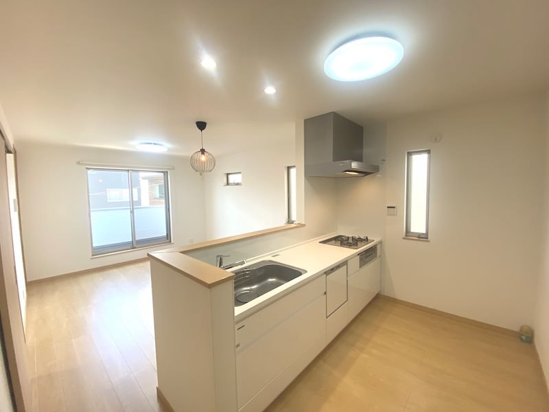 星田2丁目一戸建既存住宅 2階バルコニーに面したLDK約14帖　床、壁綺麗です