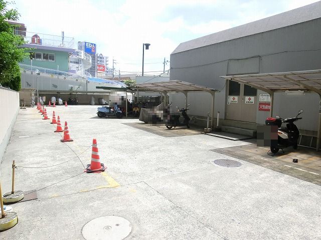 ローレルハイツ茨木総持寺第1号棟 共用部写真（駐車場）