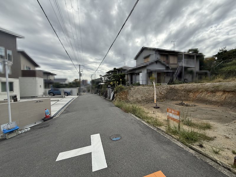 茨木市北春日丘2丁目　売土地  現地写真（前面道路含む現地写真）
