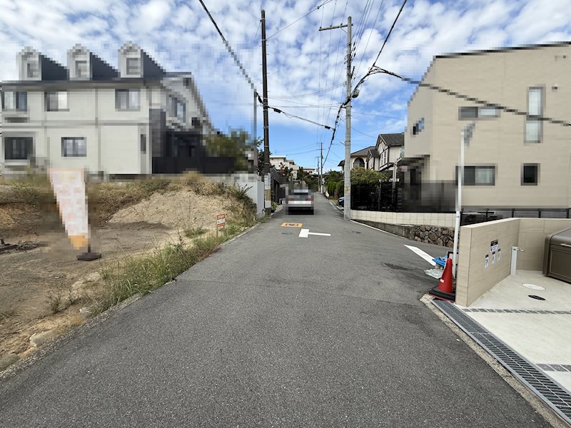 茨木市北春日丘2丁目　売土地  現地写真（前面道路含む現地写真）
