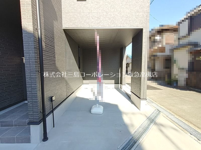 高槻市永楽町 新築一戸建 現地写真（駐車場）