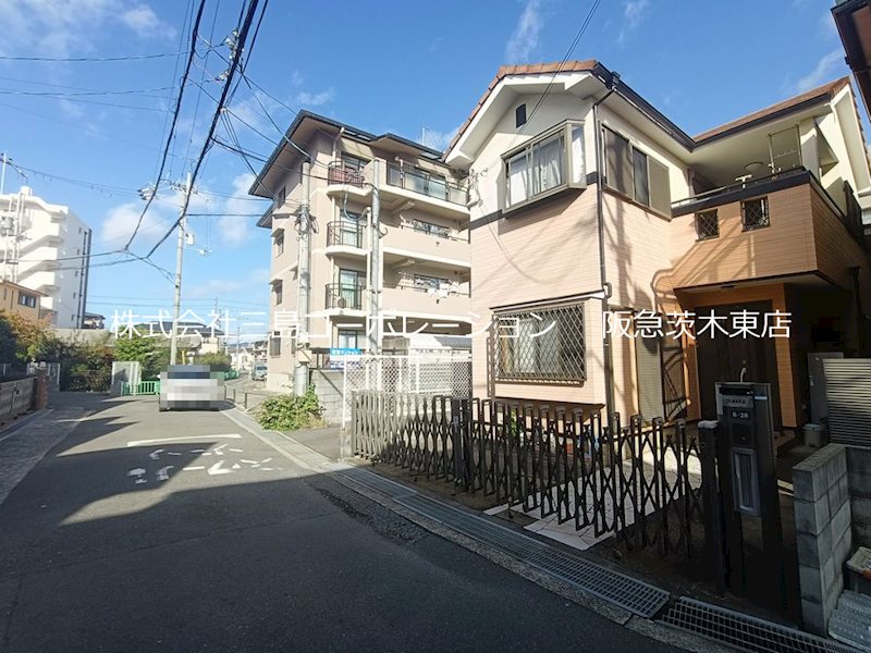 茨木市中津町　中古一戸建 現地写真（前面道路含む現地写真）