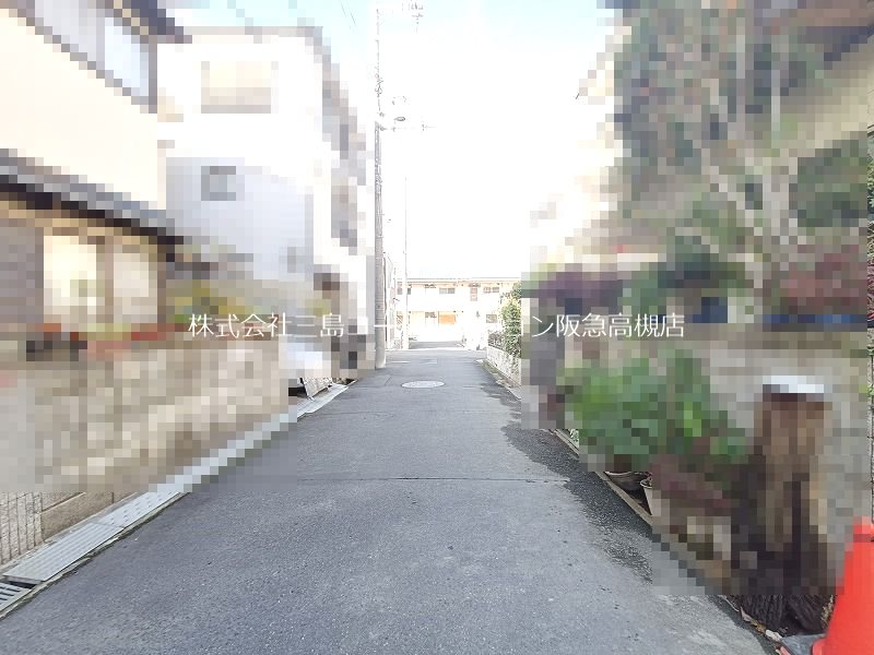 高槻市日向町 中古一戸建 現地写真（前面道路含む現地写真）