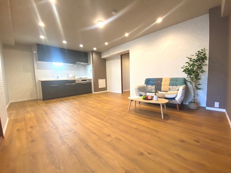 ライオンズマンション枚方 ダウンライトやデザインクロスでおしゃれな13.3帖のリビング