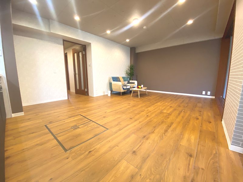ライオンズマンション枚方 ダウンライトやデザインクロスでおしゃれな13.3帖のリビング