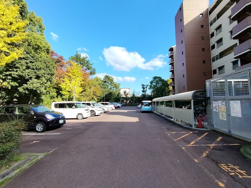 白川高層住宅11号棟 共用部写真（駐車場）