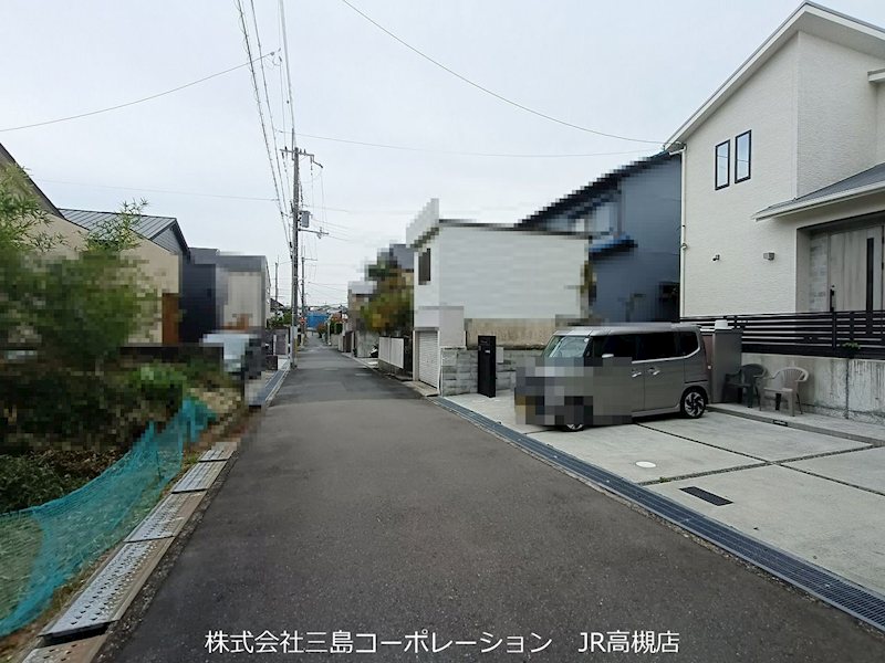 高槻市弥生が丘町　中古一戸建 現地写真（前面道路含む現地写真）