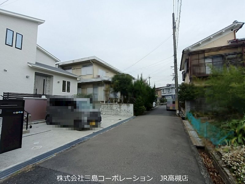 高槻市弥生が丘町　中古一戸建 現地写真（前面道路含む現地写真）