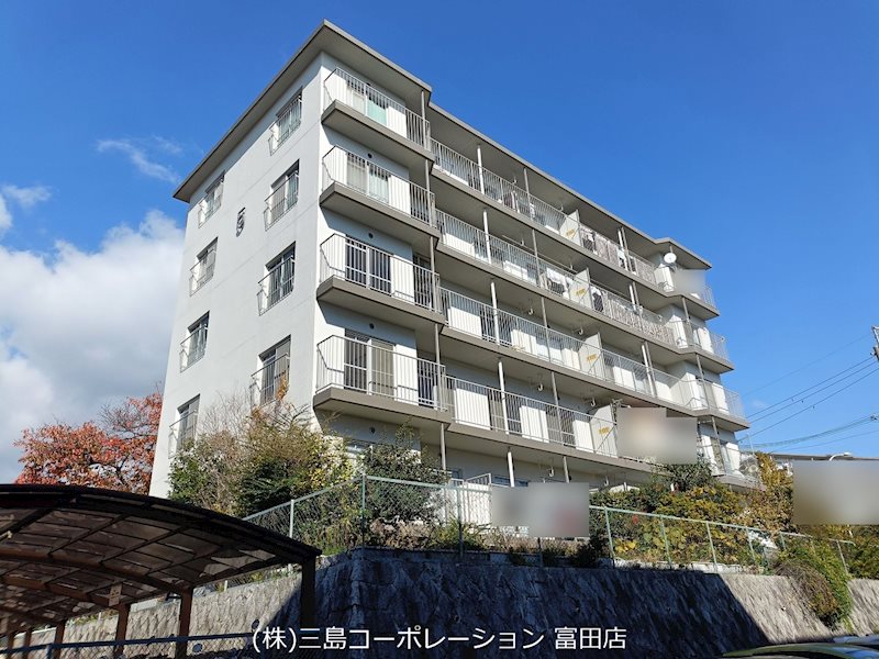 高槻塚原台ハイツ5号棟  開放感のある眺望が魅力のマンションです。晴れた日には青空が広がり、心地よい暮らしを演出します。駐車場も完備し、お車での移動もスムーズです。